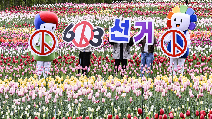 22일 대구 달서구 이월드 튤립 정원에서 대구시선거관리위원회 관계자들이 제9회 전국동시지방선거 투표 참여를 독려하는 캠페인을 펼치고 있다. 제9회 전국동시지방선거는 6월 3일 실시되며, 사전투표는 5월 29일과 30일 진행된다.
이현덕기자 lhd@yeongnam.com