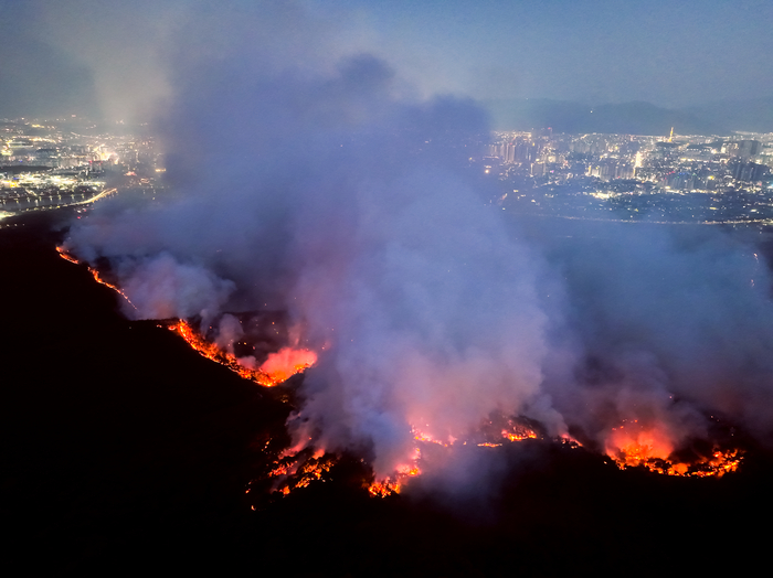 지난해 4월 28일 밤 대구 북구 노곡동과 조야동 일대에서 산불이 번지며 서변동 방향으로 짙은 연기와 불길이 확산하고 있는 모습. 이현덕기자 lhd@yeongnam.com