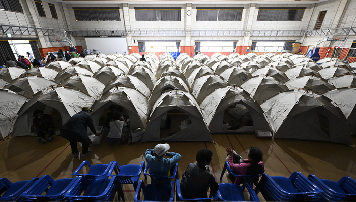 대구 북구 함지산 산불 이틀째인 지난해 4월 29일 오후 대구 북구 팔달초등학교에 설치된 대피소에서 이재민들이 휴식을 취하고 있다.영남일보DB
