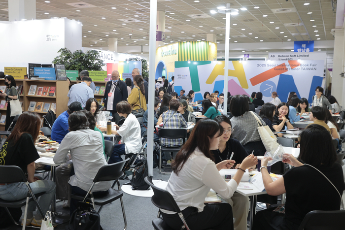 지난해 서울 강남구 삼성동 코엑스에서 열린 2025 서울국제도서전의 대만 주빈관에서 방문객들이 책을 살펴보고 있다. 연합뉴스