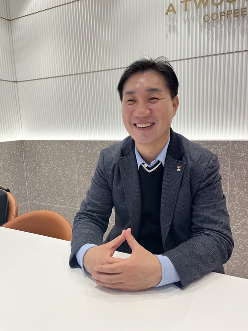 영남일보와의 인터뷰에서 김경범 포항YMCA 이사장이 활짝 웃어 보이고 있다. 김기태 기자