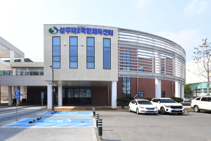 지상 2층, 지하 1층 규모의 상주 제2국민체육센터는 수영장과 다목적 체육관·GX룸 등을 갖췄다. 또 피클볼 코트도 마련해 생활스포츠의 폭을 넓히고 보급도 주도하고 있다. 사진은 상주 제2국민체육센터 전경.