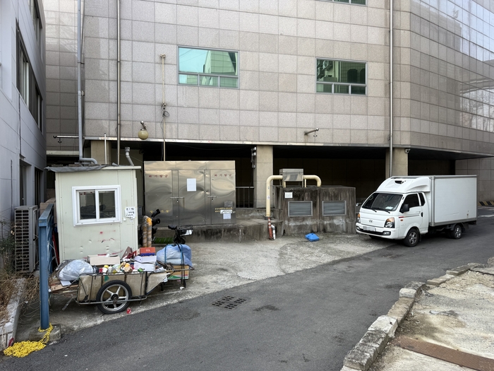 대구 중구 베네시움의 서편 공개공지에는 차량이 주차돼 있거나 가건물이 있다. 김종윤기자 bell08@yeongnam.com