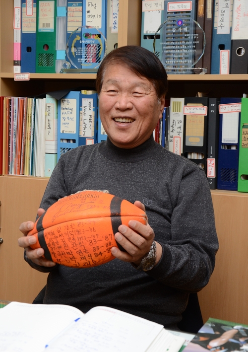 한국 미식축구의 대부로 불리는 박경규 경북대 첨단생물산업기계공학과 명예교수가 제자들의 이름이 적힌 공을 들고 환하게 웃고 있다.<임훈기자 hoony@yeongnam.com>