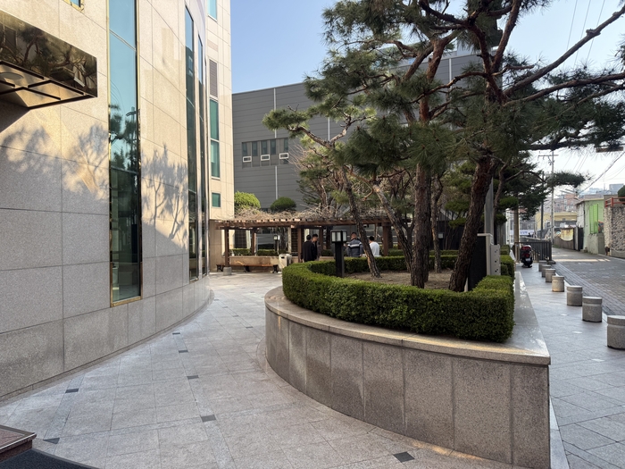 대구 달서구 현대해상 건물 뒷편 공개공지는 달구벌대로에서 계단을 거쳐야 접할 수 있어 접근성이 떨어진다. 김종윤기자 bell08@yeongnam.com