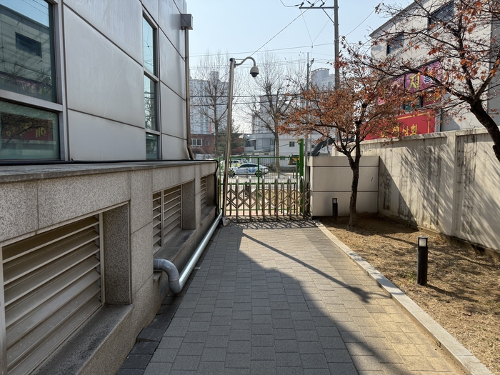 대구 북구 NH농협은행 대구본부의 공개공지는 은행 건물 뒷편에 있는데 전체 부지 가운데에 있어 시민이 쉽게 접근하기에는 어려움이 있다. 김종윤기자 bell08@yeongnam.com