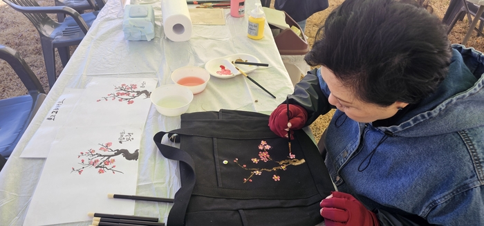 지난달 19일 회연서원을 찾은 한 주민이 백매화 에코백 만들기 체험을 하고 있다. 석현철 기자 shc@yeongnam.com