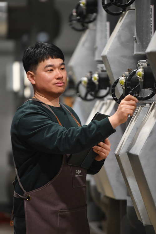 온실의 지열냉난방장치를 살펴보고 있는 유경원씨. 화학 대기업에서 최연소 팀장 자리를 꿰찼던 유씨는 농업으로 진로를 바꿨다.