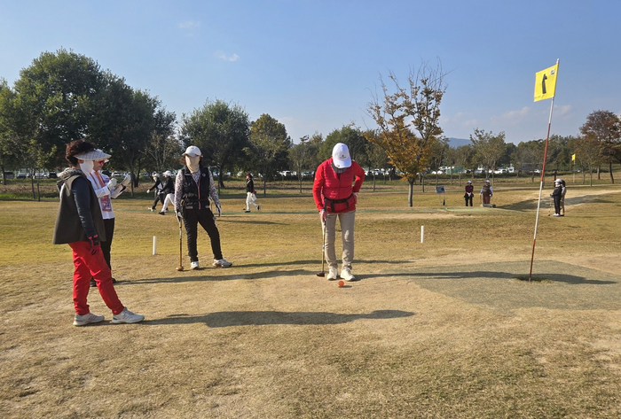 상주에는 세 곳의 파크골프장이 있다. 동호인이 점점 많아지며 경기장 수요도 커지고 있다. 이와 함께 체류형 관광 등 경제적 기회로 이어지며 파크골프는 상주시의 효자가 됐다. <상주시파크골프협회 제공>