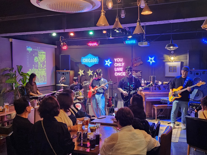 직장인 밴드 더 메이(The May)가 대구의 한 라이브 클럽에서 공연하고 있다. <장지호씨 제공>