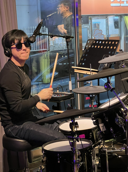 직장인 밴드 더 메이(The May)의 드러머 장지호(44)씨가 대구의 한 라이브 클럽에서 드럼을 연주하고 있다. <장지호씨 제공>