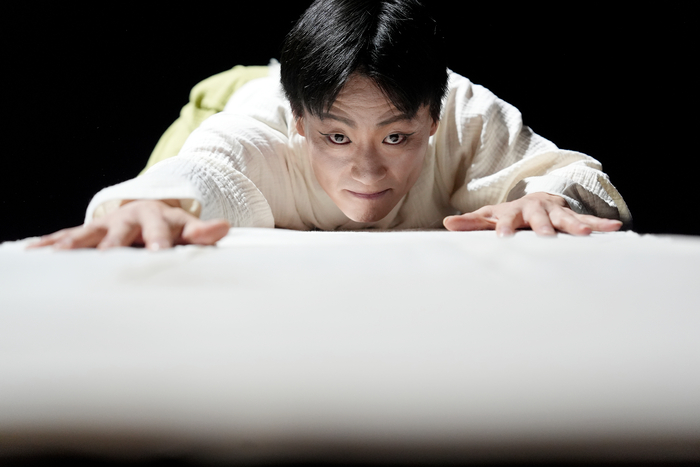 올해 문화체육관광부 주관 지역예술대표단체로 선정된 정길무용단의 김현태(48) 대표는 대구의 정체성을 주제로 세 편의 작품을 시리즈로 선보인다. 사진은 1~2일 열리는 시인 이육사를 다룬 1부 큰 강물이 비로소 길(佶)을 열었다 공연 모습. <대구문화예술회관 제공>