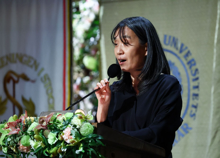 아시아 여성 최초로 노벨문학상을 수상한 한강 작가. 사진은 2024년 스웨덴 스톡홀름 시청사에서 열린 연회에서 노벨문학상 수상 소감을 발표하는 모습. 연합뉴스