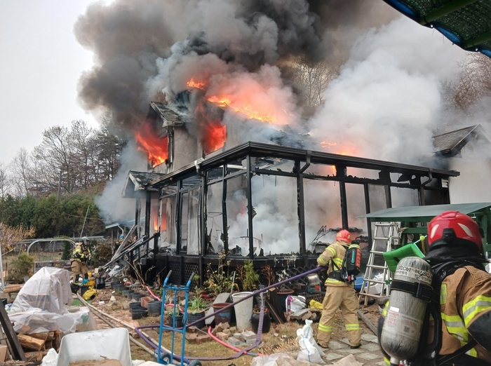 경북 포항시 북구 기계면 주택에서 화재가 발생했다. <경북소방본부 제공>
