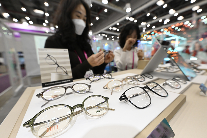 1일 오전 대구 북구 엑스코에서 열린 2026 대구국제안경전(DIOPS)에서 관람객들이 안경을 살펴보고 있다. 대구시가 주최하고 한국안광학산업진흥원이 주관하는 이번 행사는 국내외 135개 안경기업이 366개 부스 규모로 3일까지 개최한다.
이윤호기자 yoonhohi@yeongnam.com