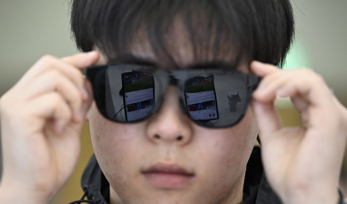 1일 오전 대구 북구 엑스코에서 열린 2026 대구국제안경전(DIOPS)에서 한 관람객이 대구보건대학교 부스에서 스마트 아이웨어를 체험하고 있다. 대구시가 주최하고 한국안광학산업진흥원이 주관하는 이번 행사는 국내외 135개 안경기업이 366개 부스 규모로 3일까지 개최한다.
이윤호기자 yoonhohi@yeongnam.com