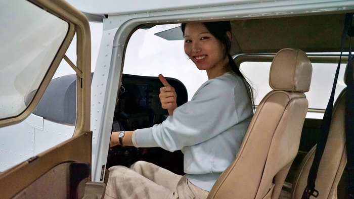 간호사로 근무하다 경운대학교 항공운항학과에 편입한 김서현(24)씨가 항공기에 탑승해  조종사가 되겠다는 의지를 밝히고 있다. <경운대 제공>