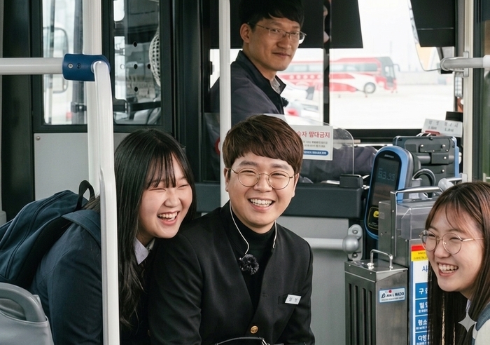 경주시 어린이·청소년 시내버스 요금 전면 무료 정책 홍보영상 촬영 현장. 경주시는 1일부터 어린이와 청소년의 시내버스 이용요금을 전면 무료화했다. <경주시 제공>