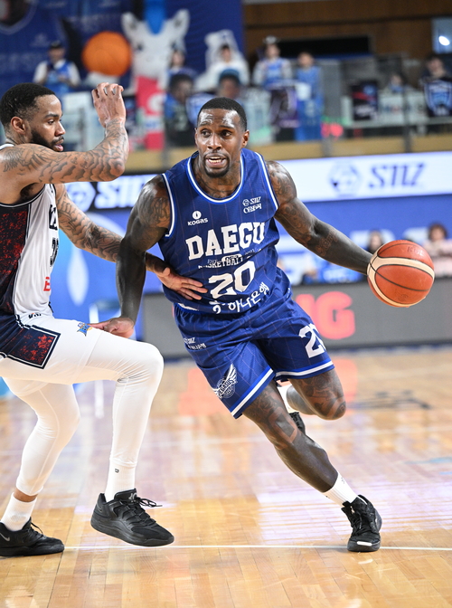 대구 한국가스공사 페가수스 라건아가 지난달 29일 대구체육관에서 열린 부산 KCC 이지스와의 경기에서 돌파를 시도하고 있다.<KBL 제공>