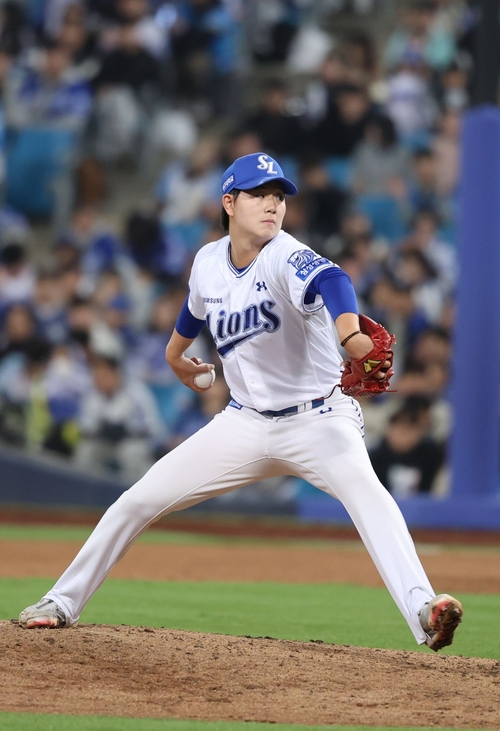 지난달 31일 대구삼성라이온즈파크에서 열린 삼성과 두산 경기에서 삼성 신인 투수 장찬희가 투구하고 있다. <삼성 라이온즈 제공>