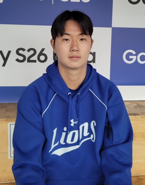 삼성 라이온즈 신인 투수 장찬희가 1일 대구삼성라이온즈파크 더그아웃에서 프로 데뷔 소감을 밝히고 있다. 임훈기자