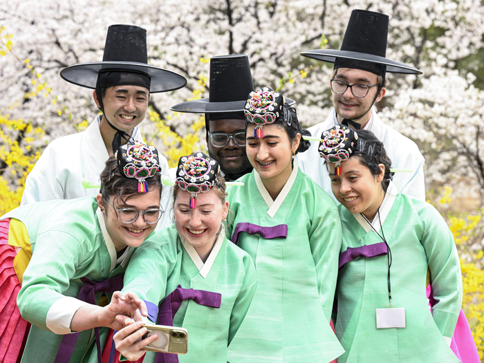1일 영남대 경산캠퍼스를 찾은 미국 고교생들이 전통 한복을 차려입고 민속원 일대에서 기념 촬영을 하고 있다. 이들은 뉴욕 소재 비영리단체 The Korea Society가 운영하는 프로젝트 브리지 프로그램 참가자로, 열흘간 한국에 머물며 관례·계례 체험과 한미 학생 교류, 문화·교육기관 방문 등의 일정에 참여하고 있다.
이현덕기자 lhd@yeongnam.com 