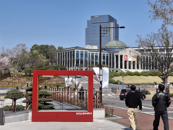 경북대 학생들이 2일 오전 교내 캠퍼스를 걷고있다. 지방선거를 앞두고 대구 시장과 관련한 학생들의 민심을 듣기위해 나섰다. 장태훈 기자 hun2@yeongnam.com