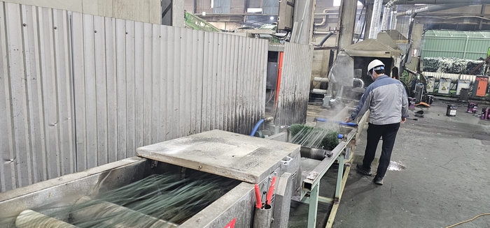 세척 및 분류과정을 거친 폐합성수지가 열 작업을 통해 긴 줄 모양으로 뽑아져 나오고 있다. 석현철 기자