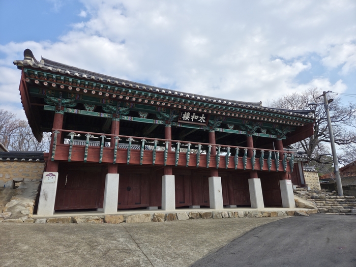 흥해향교 입구에 위치한 태화루.