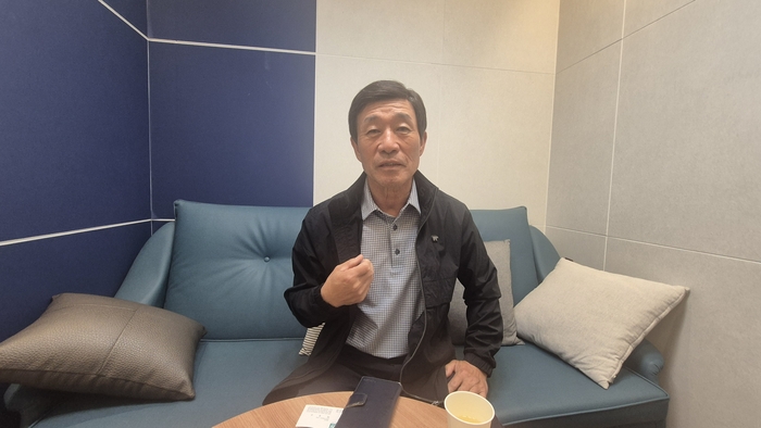 염기철 경산시이통장연합회장이 2일 경산시청에서 가진 인터뷰에서 이통장은 행정과 주민 사이를 잇는 가교로서 조율기능이 갈수록 중요해지고 있다고 강조했다.