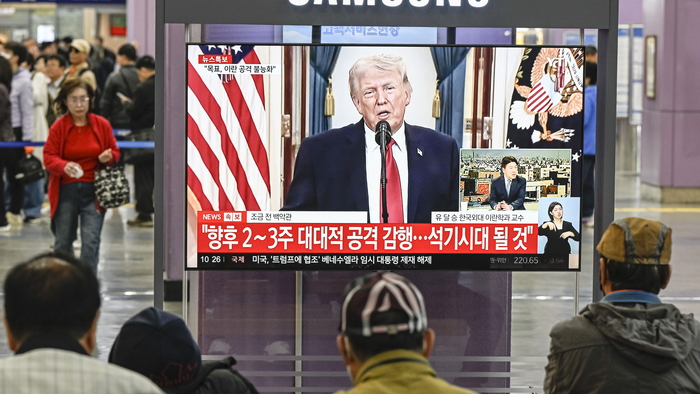 2일 대구 동구 동대구역 맞이방에서 시민들이 도널드 트럼프의 백악관 기자회견 장면이 방송되는 뉴스를 지켜보고 있다. 트럼프 대통령은 이날 이란에 대한 추가 군사 대응 가능성을 시사하며 중동 정세 긴장이 이어지고 있다.
이현덕기자 lhd@yeongnam.com 