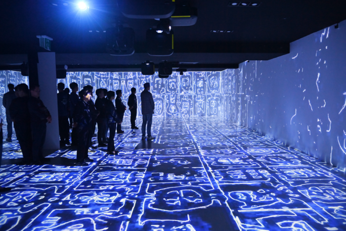 청송군 부남면의 남관생활문화센터 내 미디어아트홀에서 관람객들이 청송의 자연 이미지와 남관 화백의 작품세계가 결합된 콘텐츠를 감상하고 있다. <청송군 제공>