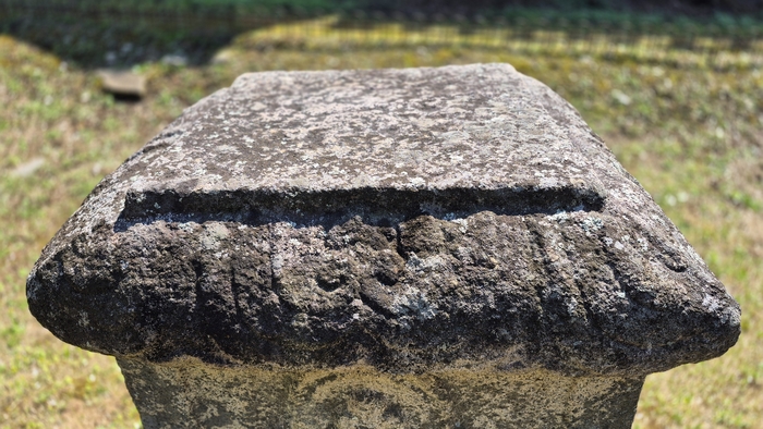 경주 동천동 사방불탑신석 윗면과 지붕돌 부분. 통일신라 탑 몸돌과 한 돌로 이어진 지붕돌에 연꽃무늬 흔적이 남아 있다. 장성재기자 blowpaper@yeongnam.com