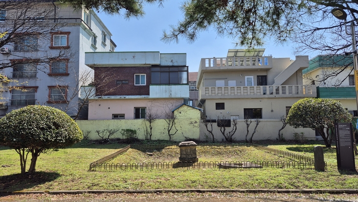 어린이공원 잔디밭 한가운데 자리한 경상북도 유형문화유산 경주 동천동 사방불탑신석. 주택가와 생활공간 사이 낮은 펜스 안에 통일신라 절터의 흔적이 남아 있다. 장성재기자 blowpaper@yeongnam.com