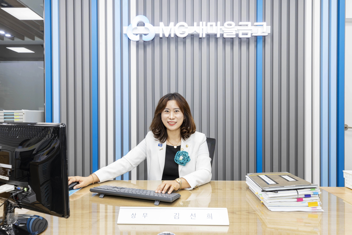 김선희 왜관가온로타리클럽 회장이 자신이 근무하고 있는 왜관MG새마을금고에서 인터뷰 후 사진촬영을 위해 포즈를 취하고 있다. <마준영 기자>