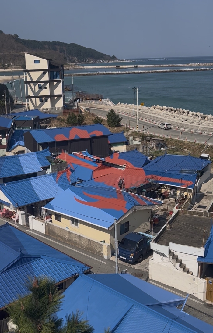 이영수 대표가 만든  후포 등기산마을 지붕 색채 경관개선사업을 통해 지역의 새로운 랜드마크로 거듭나고 있는 전경.<원형래기자>