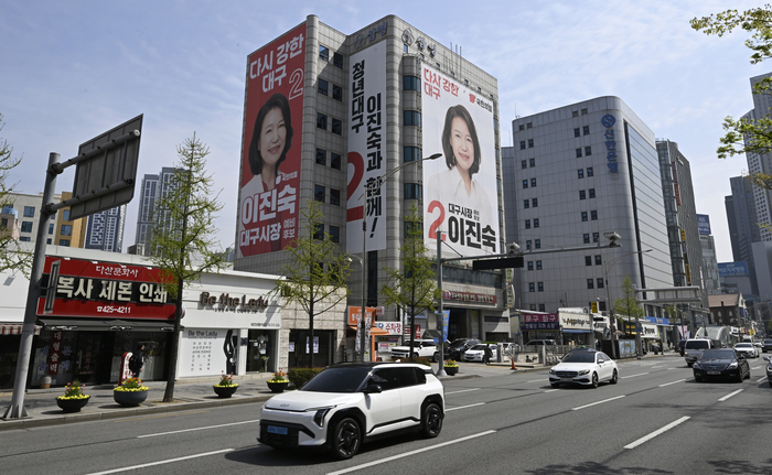 대구 중구 반월당네거리 한 빌딩에 걸린 이진숙 국민의힘 대구시장 예비경선후보 현수막.
이윤호기자 yoonhohi@yeongnam.com