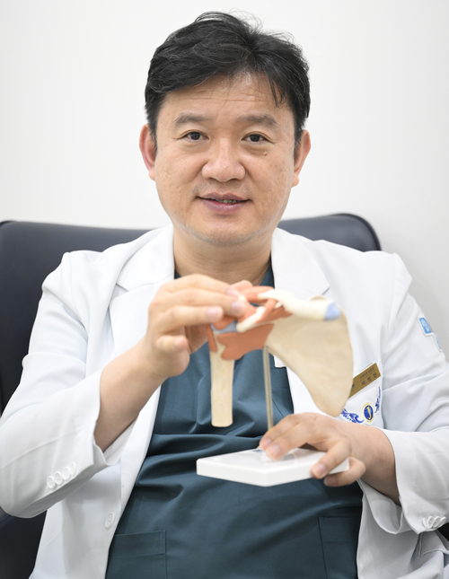 대구 진병원 박형진 대표원장이 어깨 관절 모형을 들어 보이며 회전근개 구조와 치료 원리를 설명하고 있다.이윤호기자 yoonhohi@yeongnam.com