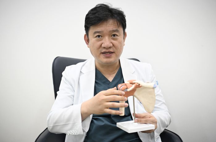 대구 진병원 박형진 대표원장이 어깨 관절 모형을 들어 보이며 회전근개 구조와 치료 원리를 설명하고 있다.이윤호기자 yoonhohi@yeongnam.com