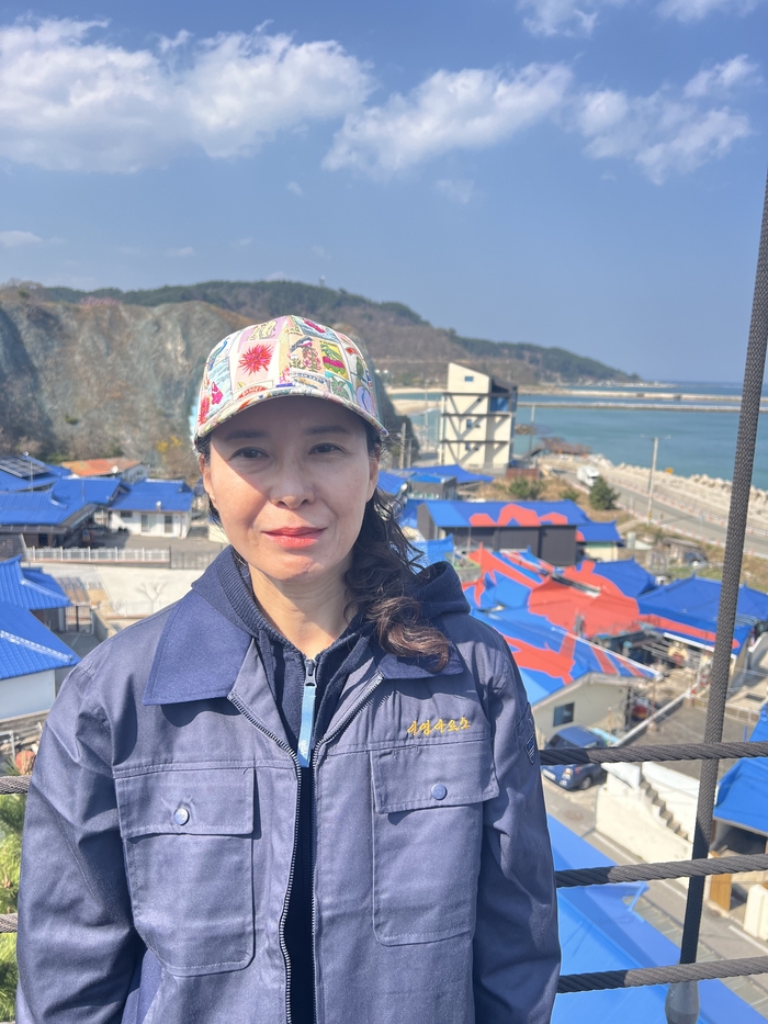 이영수 이영아르스 대표가 자신이 작업한 지붕을 배경으로 포즈를 취하고 있다. <원형래기자>