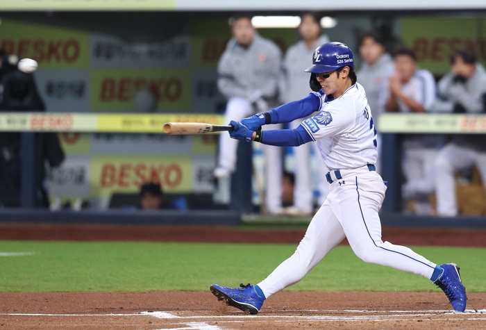 지난 1일 대구삼성라이온즈파크에서 열린 삼성과 두산의 경기 중 1회말 타석에 들어선 김성윤이 우중간 3루타를 만들어내고 있다. <삼성 라이온즈 제공>