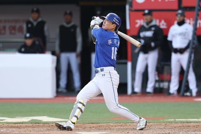 4일 수원 KT위즈파크에서 열린 삼성과 KT 경기에  나선 삼성 류지혁이 타격하고 있다. <삼성 라이온즈 제공>