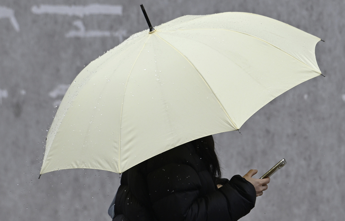 봄비가 내린 18일 오전 대구 중구 동성로에서 출근길 시민들이 이동하고 있다.<영남일보 DB>