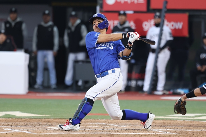 4일 수원 KT위즈파크에서 열린 삼성과 KT 경기에서 9번 타자로 나선 강민호가 타격하고 있다.<삼성 라이온즈 제공>