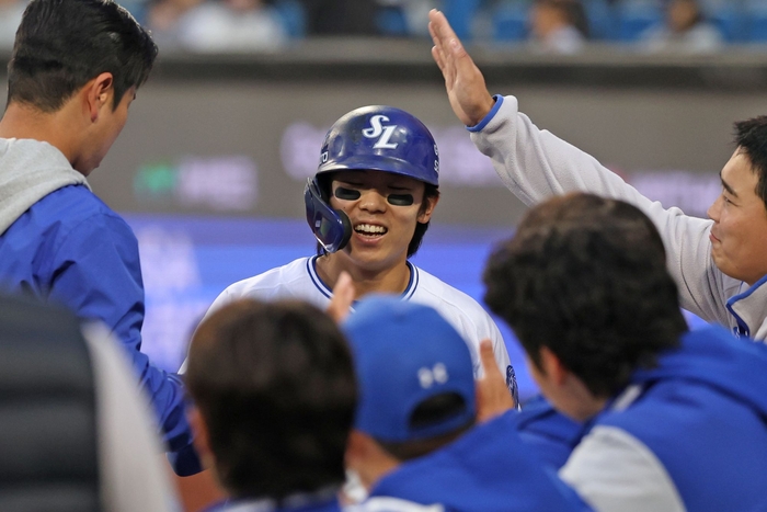 지난 1일 대구삼성라이온즈파크에서 열린 삼성과 두산의 경기에서 1회말 1득점을 올린 김성윤이 팀 동료들의 축하를 받고 있다. <삼성 라이온즈 제공>