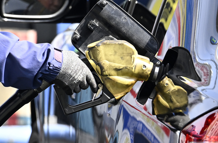 지난달 8일 대구 수성구의 한 주유소 직원이 차량에 주유하고 있다.<영남일보 DB>