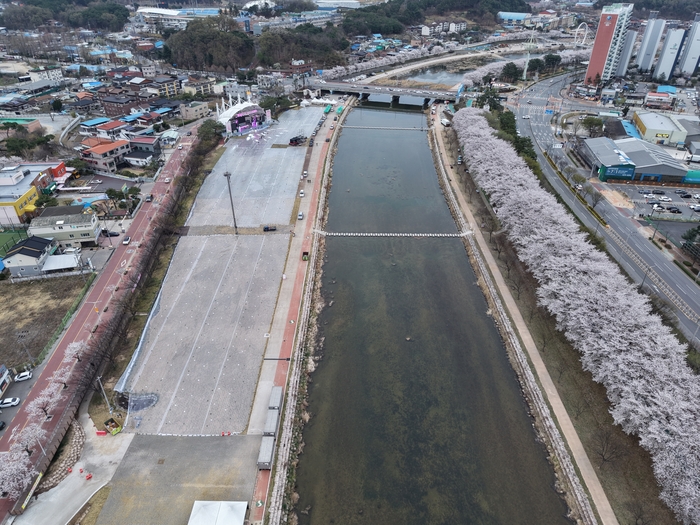 축제를 주최한 상익회회원들이 1만 5천여㎡에 이르는 행사장을 비닐로 덮어 놓은 모습. 이하수 기자