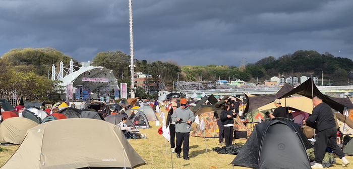 비박페스티벌 참가자들이  물기 없는 잔디밭에 텐트를 치고 축제준비를 하고 있다. 이하수 기자