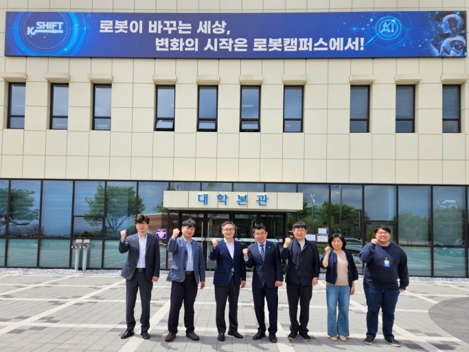 최무영 학장(왼쪽 세번째) 등 학교 관계자들이 대학본관 앞에서 화이팅을 외치고 있다.<로봇캠퍼스 제공>