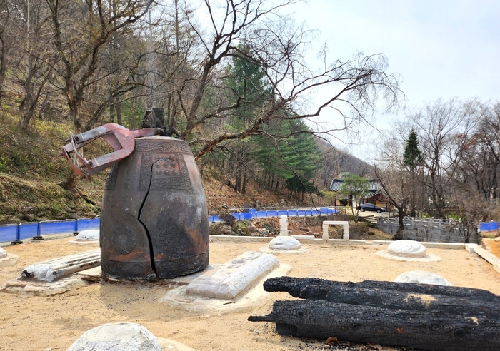 산불로 갈라진 범종과 숯처럼 변한 고목이 남아 있다. 당시 화마의 흔적이 현장에 그대로 남아 있다.